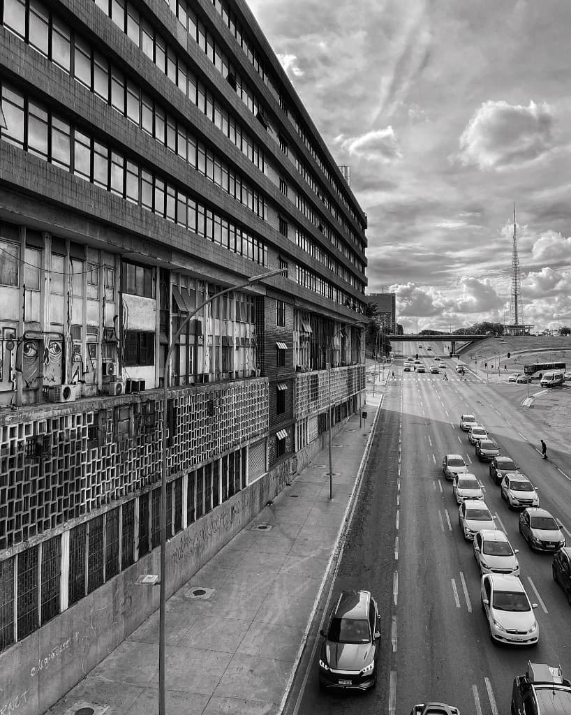 Edifício modernista e eixão, torre ao fundo