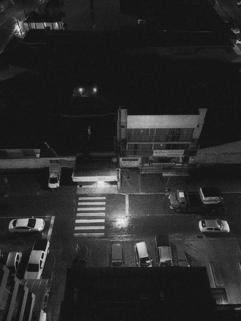 Faixa de pedestres vista de cima, à noite