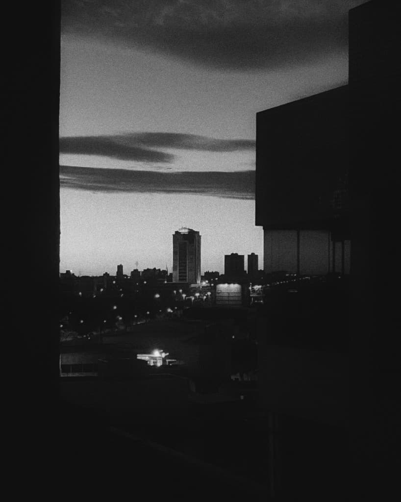 Skyline ao entardecer, visto entre dois prédios